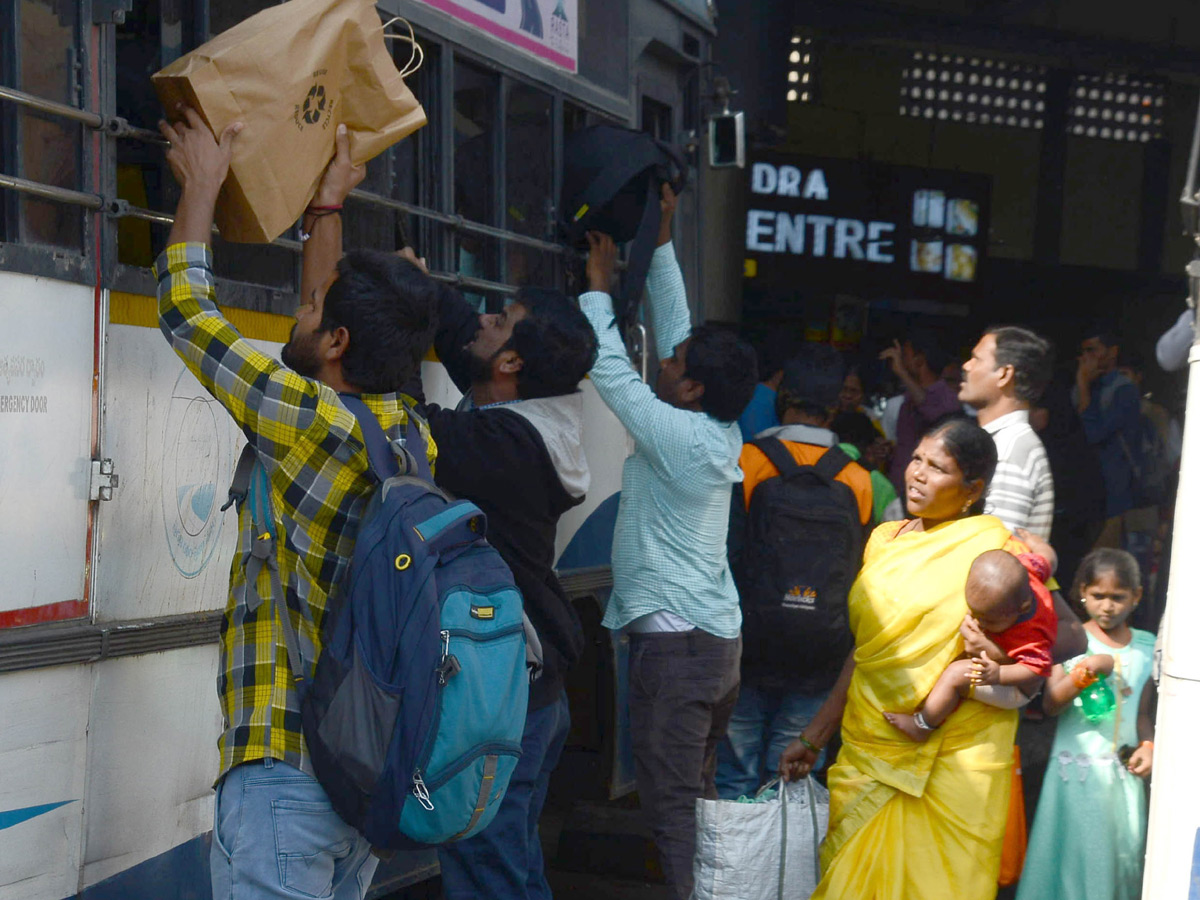 Heavy Rush in Secunderabad Railway Station Photo Gallery - Sakshi26