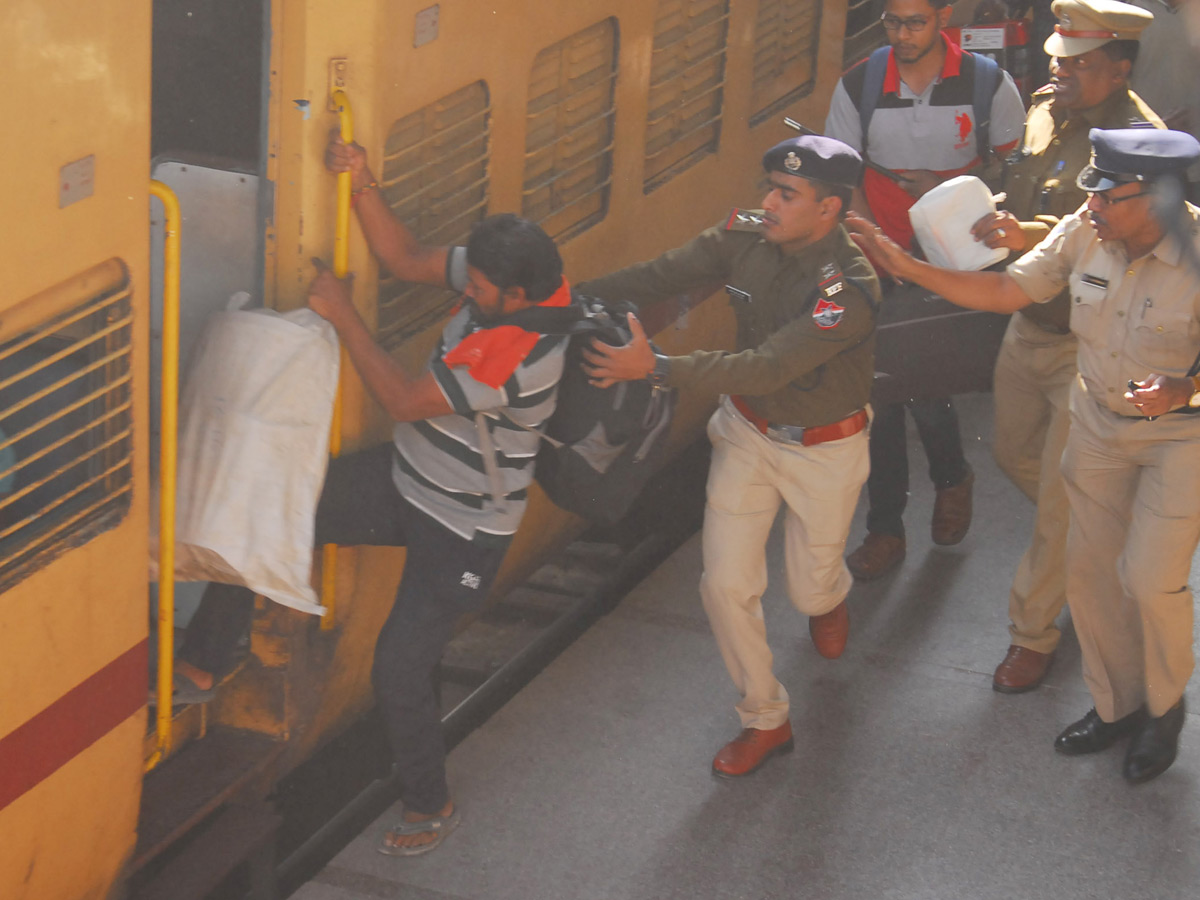 Heavy Rush in Secunderabad Railway Station Photo Gallery - Sakshi31