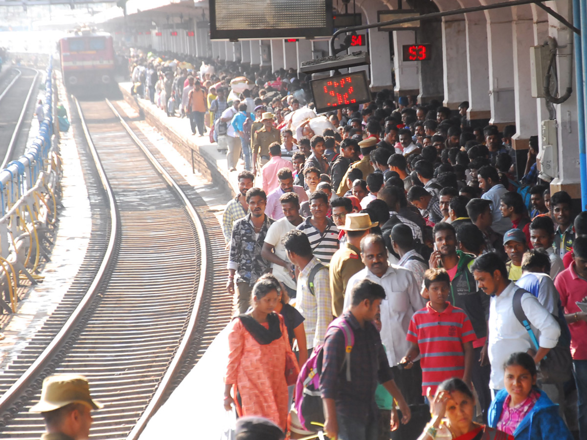 Heavy Rush in Secunderabad Railway Station Photo Gallery - Sakshi32