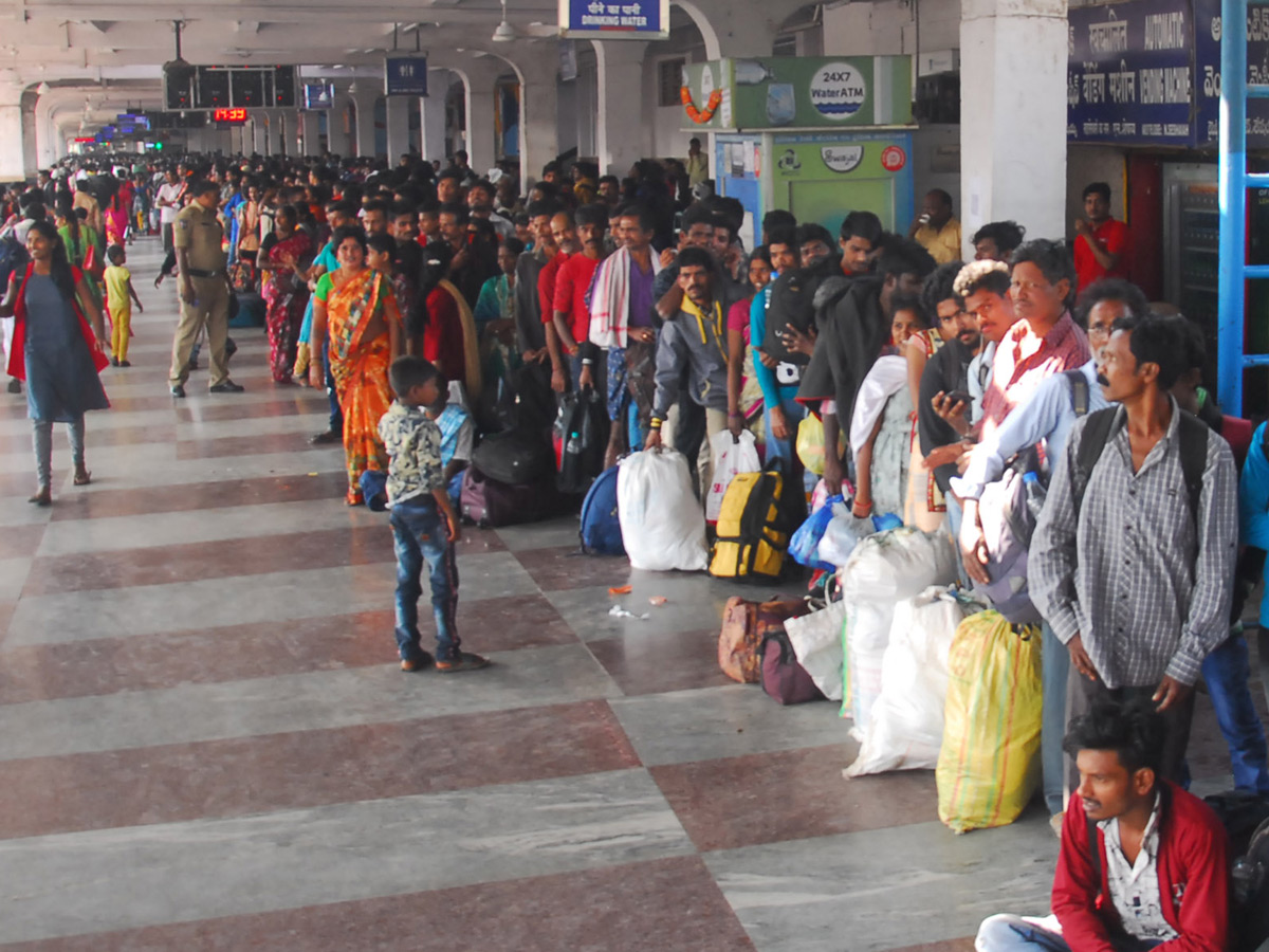 Heavy Rush in Secunderabad Railway Station Photo Gallery - Sakshi33