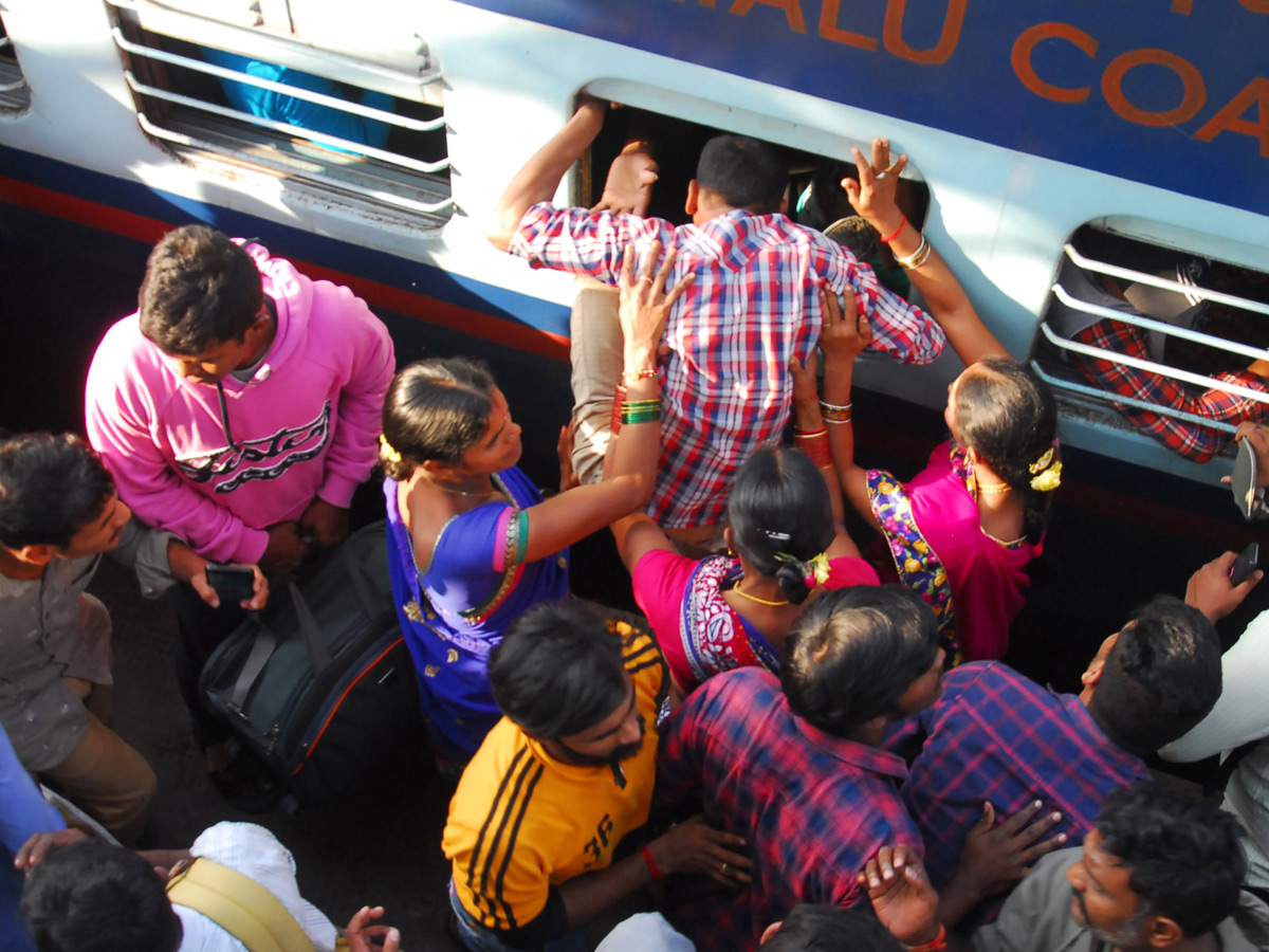 Heavy Rush in Secunderabad Railway Station Photo Gallery - Sakshi34