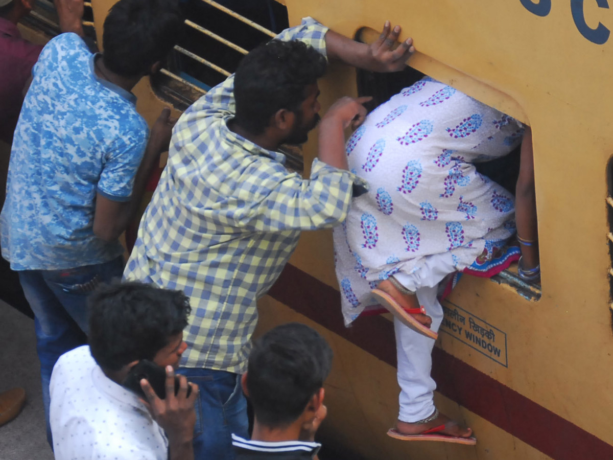 Heavy Rush in Secunderabad Railway Station Photo Gallery - Sakshi37