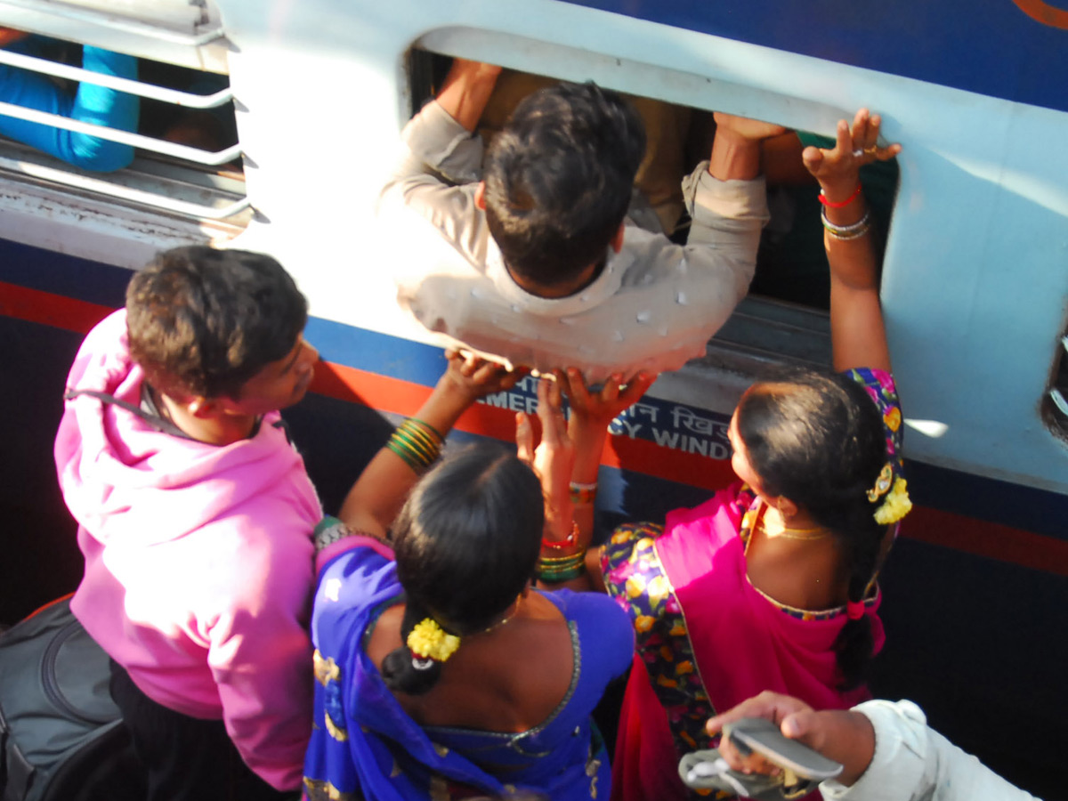 Heavy Rush in Secunderabad Railway Station Photo Gallery - Sakshi4