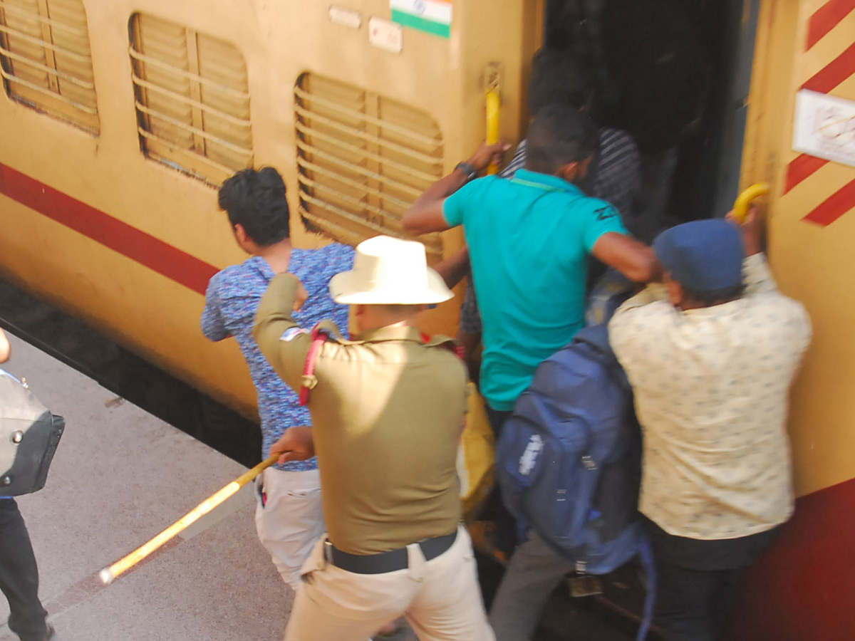 Heavy Rush in Secunderabad Railway Station Photo Gallery - Sakshi38