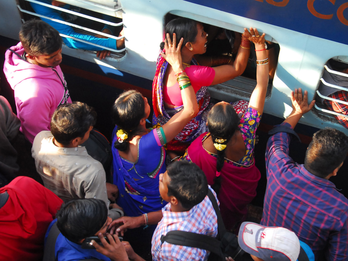 Heavy Rush in Secunderabad Railway Station Photo Gallery - Sakshi5