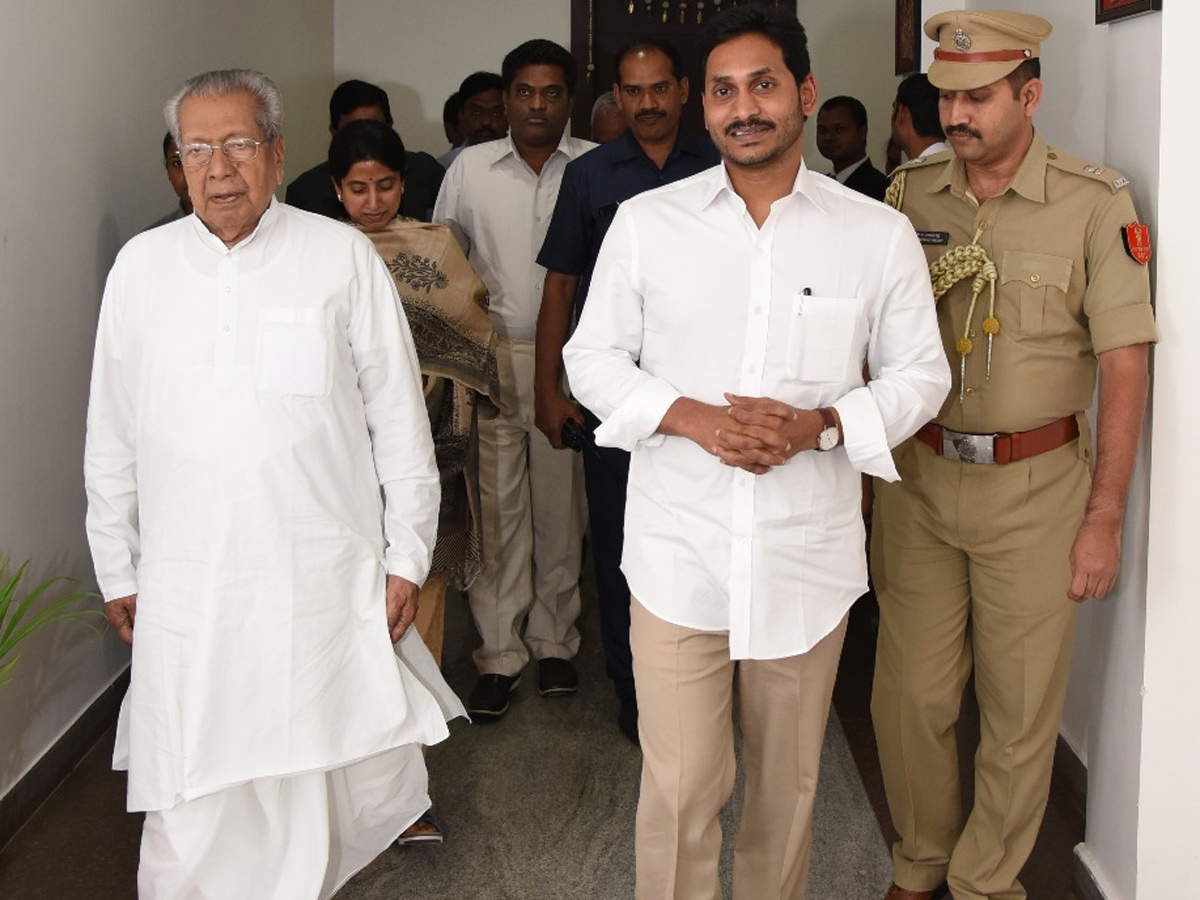 YS Jagan Mohan Reddy Meets Governor Biswabhusan Harichandan - Sakshi10