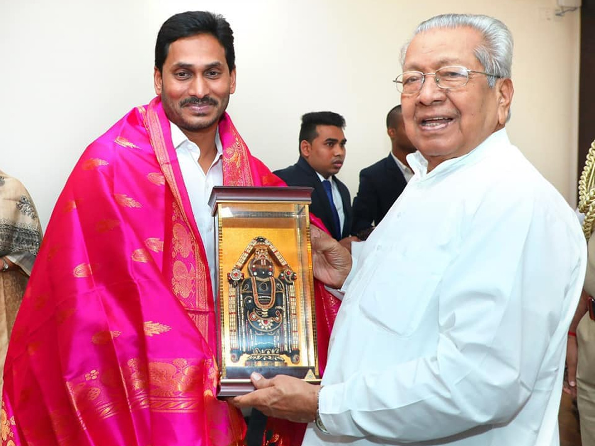 YS Jagan Mohan Reddy Meets Governor Biswabhusan Harichandan - Sakshi1