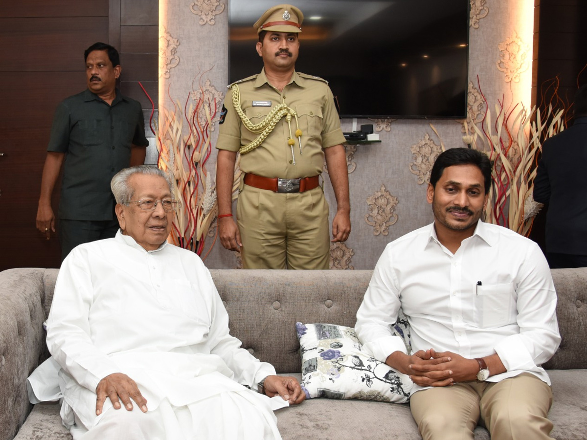 YS Jagan Mohan Reddy Meets Governor Biswabhusan Harichandan - Sakshi6