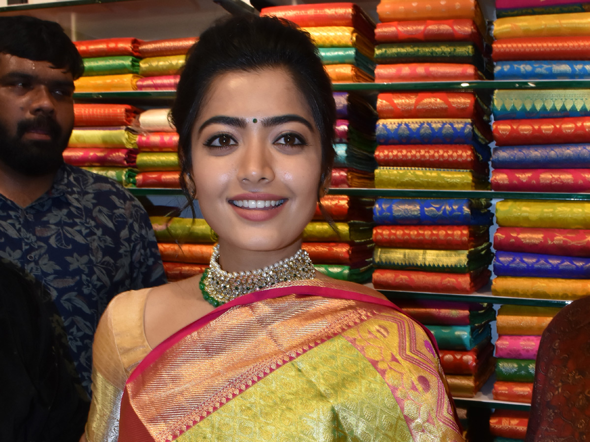 Rashmika Mandanna launches KLM shopping mall in Vanasthalipuram Photo Gallery - Sakshi2