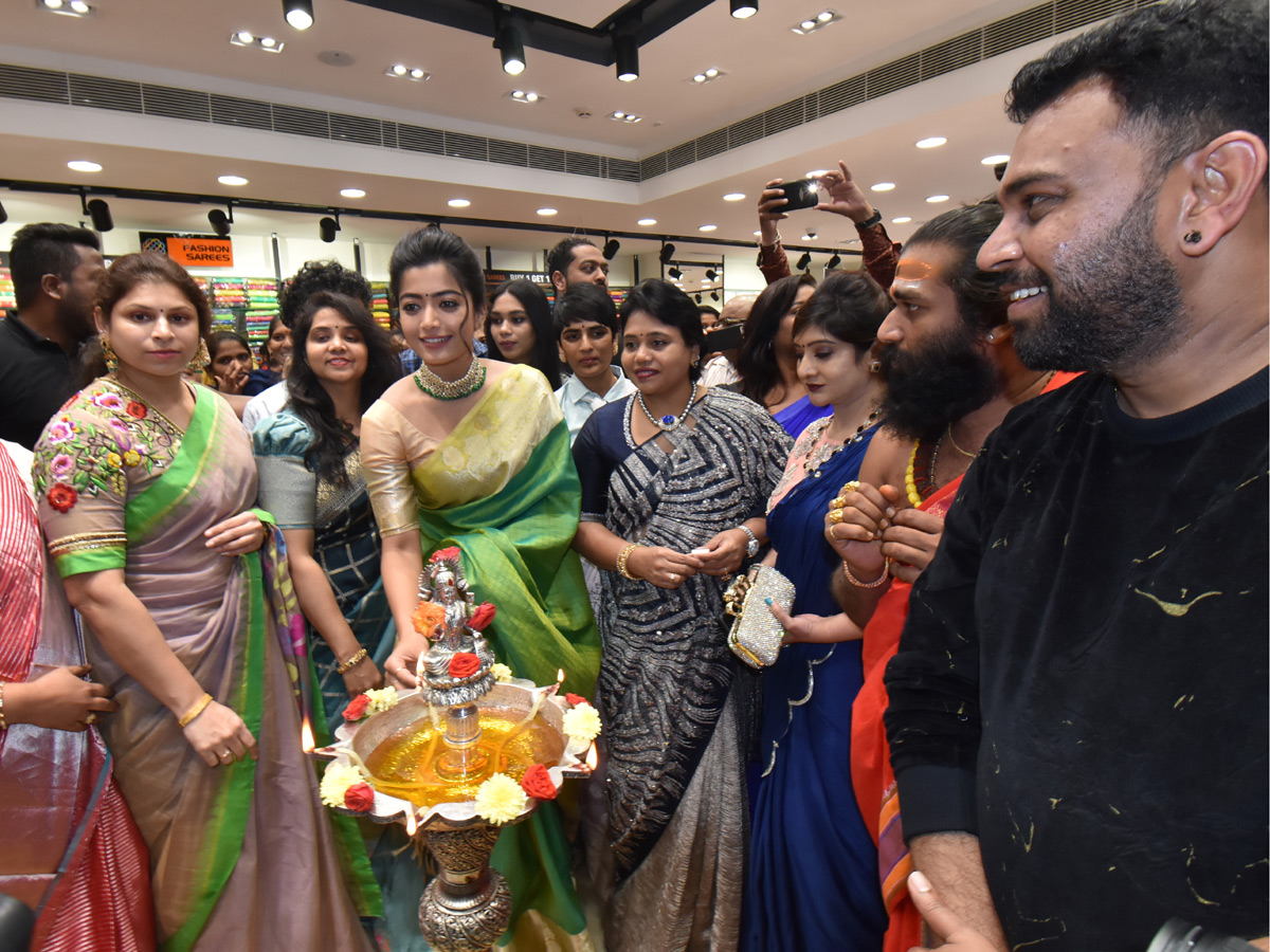 Rashmika Mandanna launches KLM shopping mall in Vanasthalipuram Photo Gallery - Sakshi1