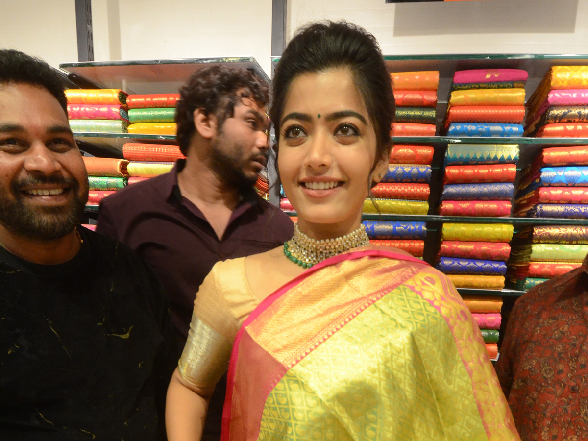 Rashmika Mandanna launches KLM shopping mall in Vanasthalipuram Photo Gallery - Sakshi4