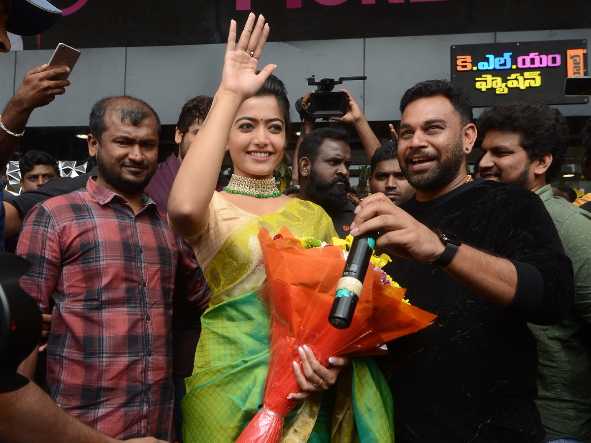 Rashmika Mandanna launches KLM shopping mall in Vanasthalipuram Photo Gallery - Sakshi5