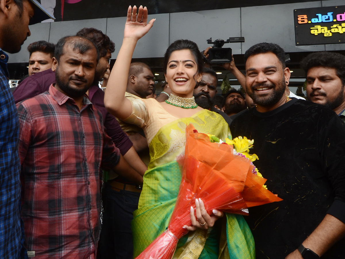 Rashmika Mandanna launches KLM shopping mall in Vanasthalipuram Photo Gallery - Sakshi6