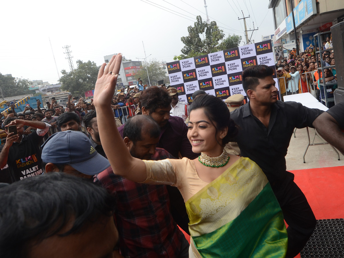 Rashmika Mandanna launches KLM shopping mall in Vanasthalipuram Photo Gallery - Sakshi7