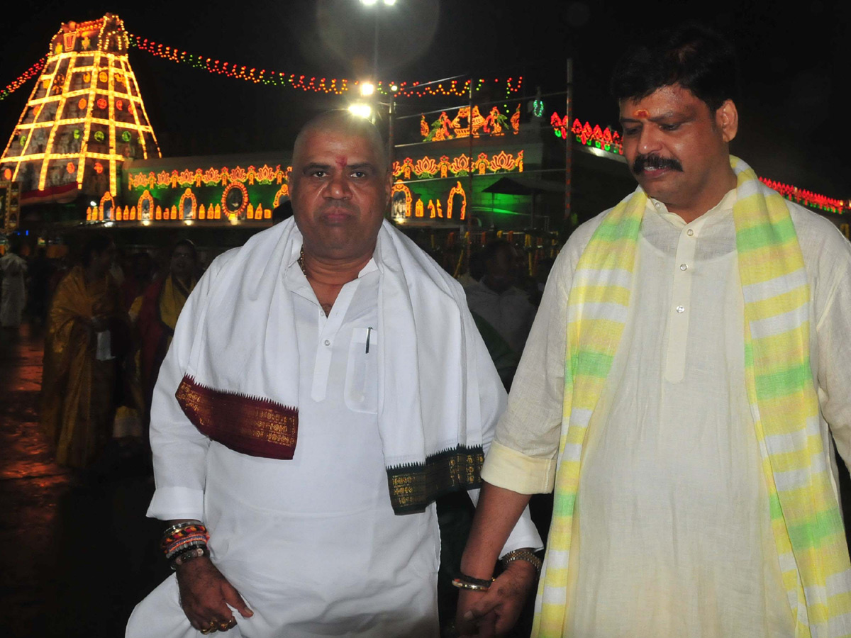 Celebrities visit Tirumala Temple Photo Gallery - Sakshi21