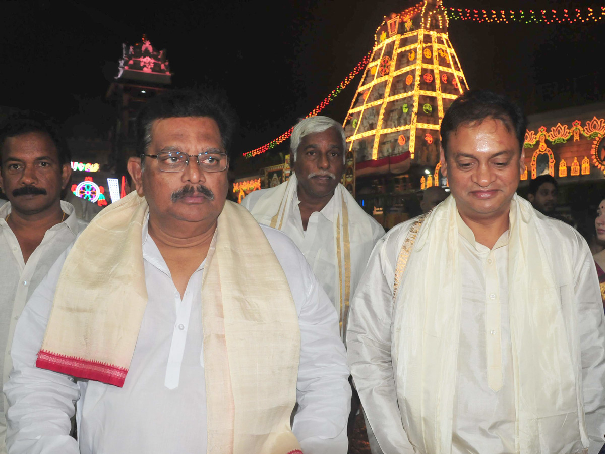 Celebrities visit Tirumala Temple Photo Gallery - Sakshi32