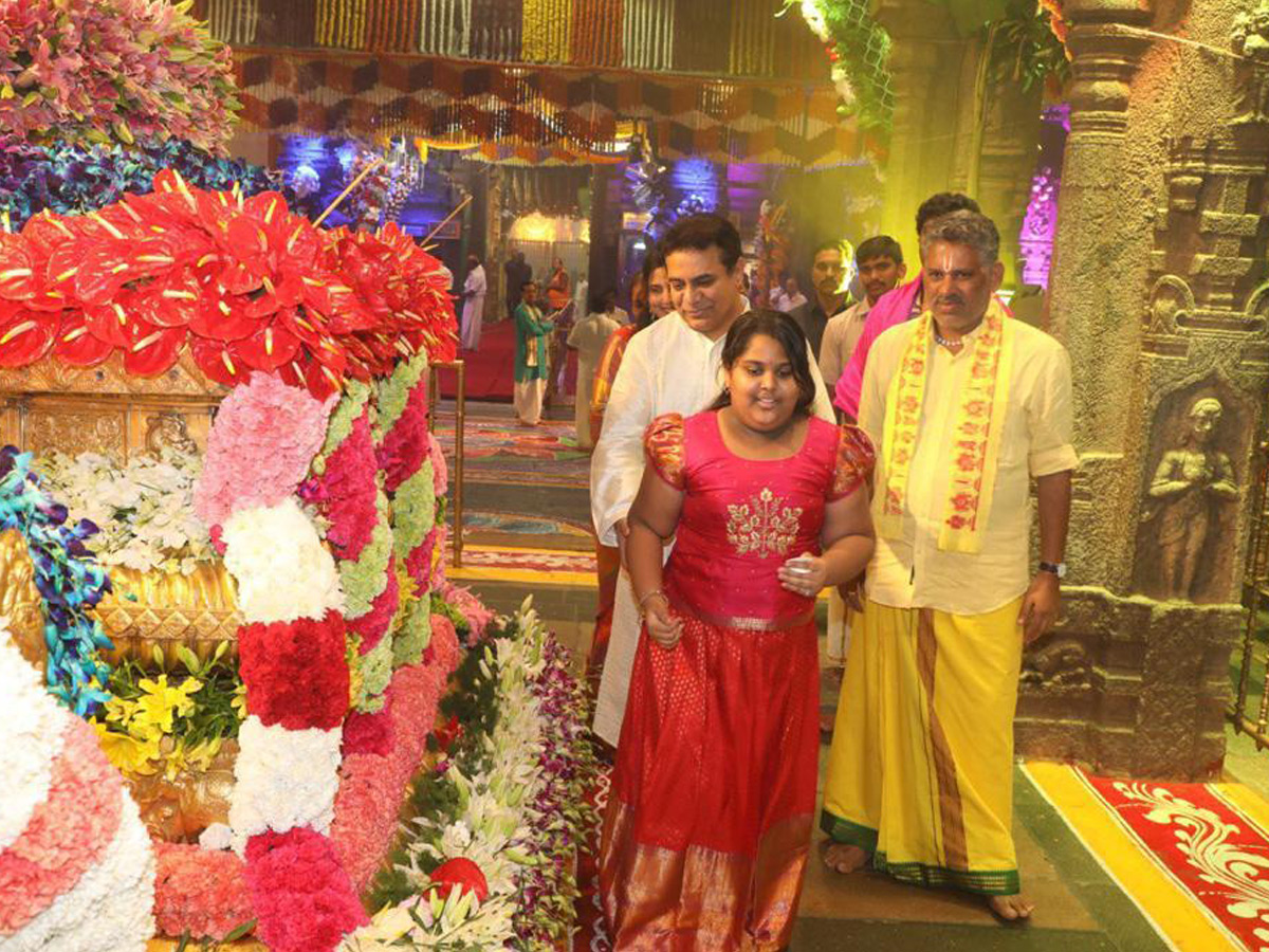 Celebrities visit Tirumala Temple Photo Gallery - Sakshi1