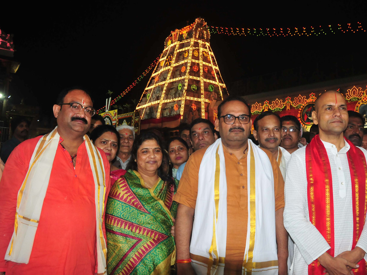 Celebrities visit Tirumala Temple Photo Gallery - Sakshi7