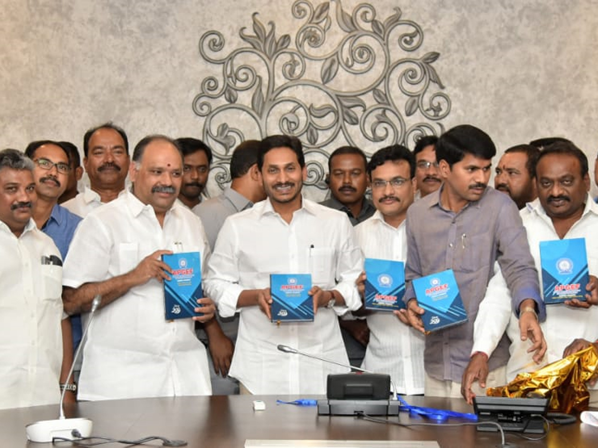 Ys Jagan Mohan Reddy Launch in Dairies 2020 Photo Gallery - Sakshi7