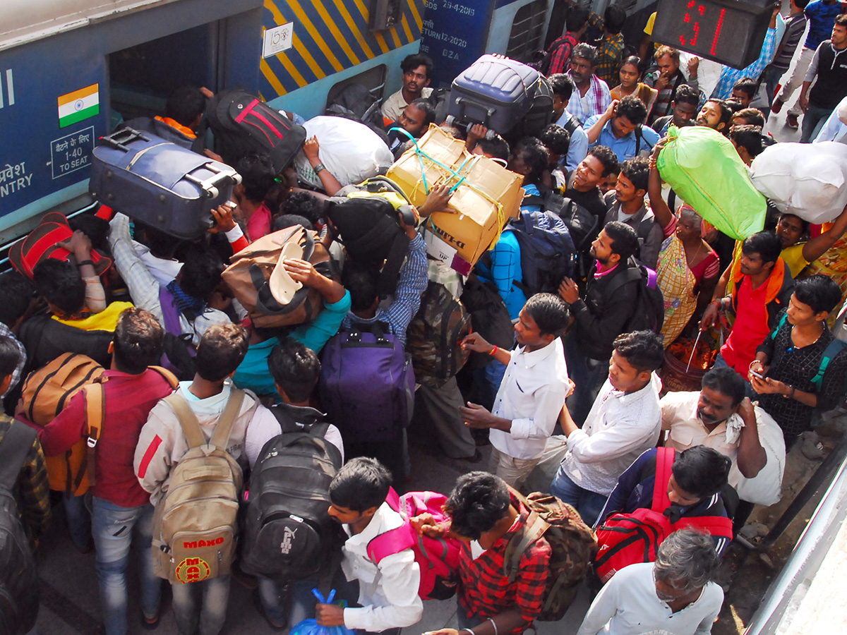 Huge Rush at Secunderabad Railway Station Sankranti Festival Photo Gallery - Sakshi1