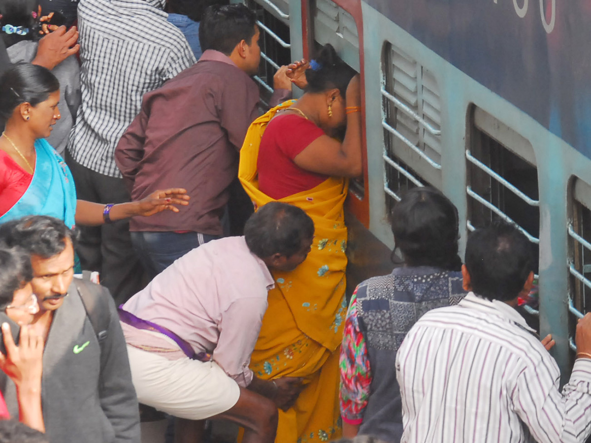 Huge Rush at Secunderabad Railway Station Sankranti Festival Photo Gallery - Sakshi11