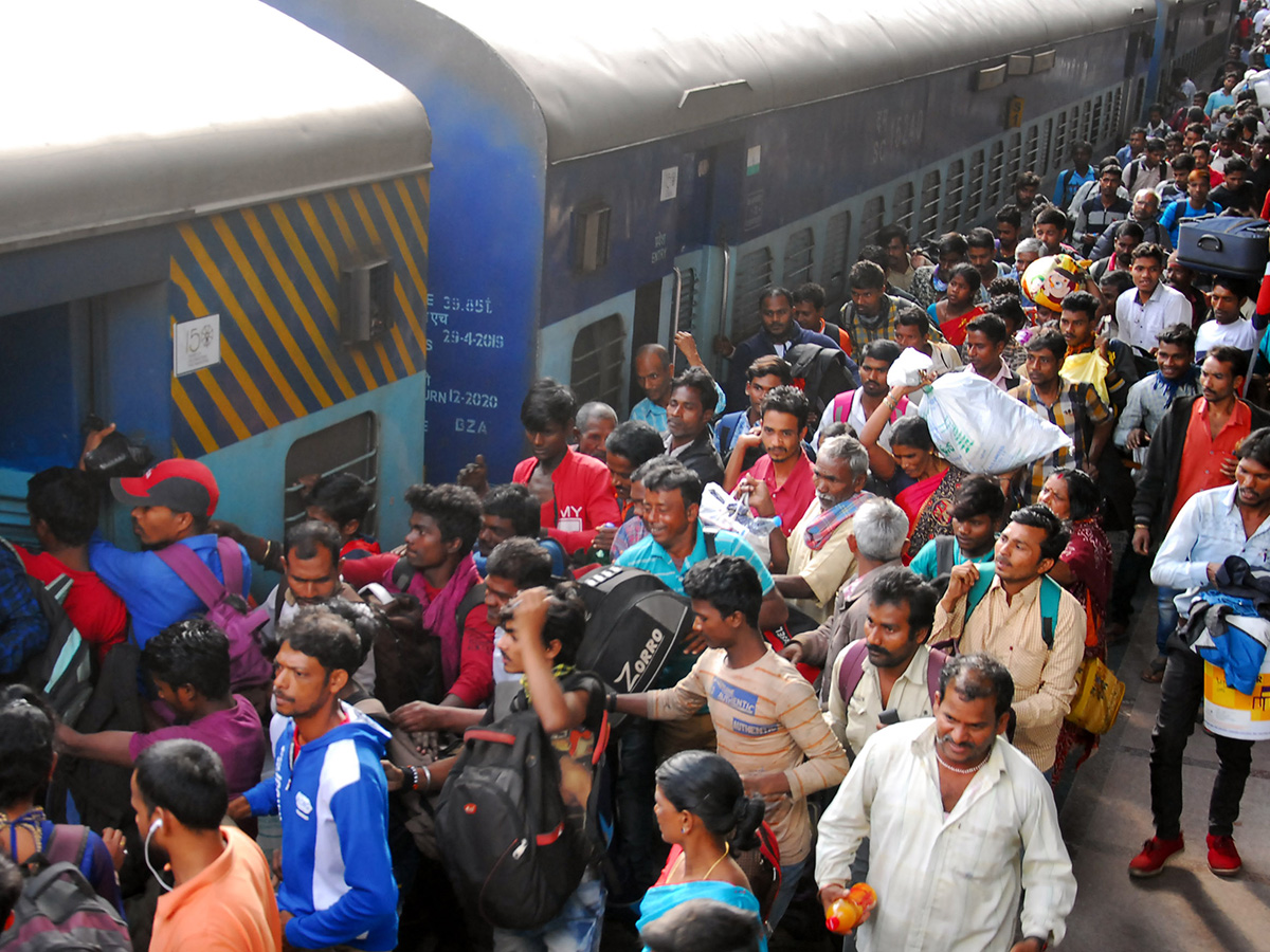 Huge Rush at Secunderabad Railway Station Sankranti Festival Photo Gallery - Sakshi2