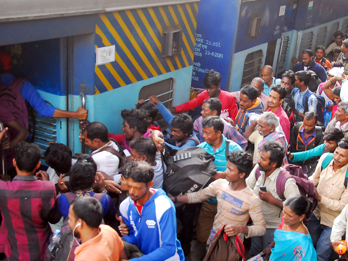 Huge Rush at Secunderabad Railway Station Sankranti Festival Photo Gallery - Sakshi16