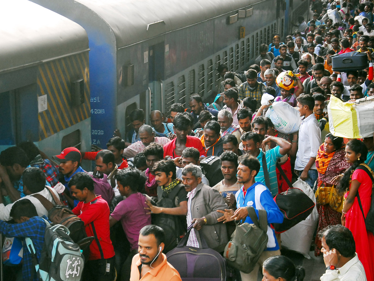 Huge Rush at Secunderabad Railway Station Sankranti Festival Photo Gallery - Sakshi3