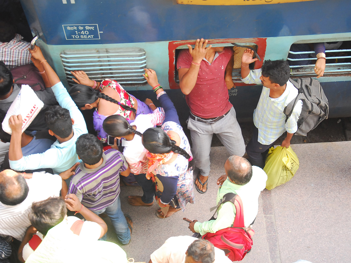 Huge Rush at Secunderabad Railway Station Sankranti Festival Photo Gallery - Sakshi4