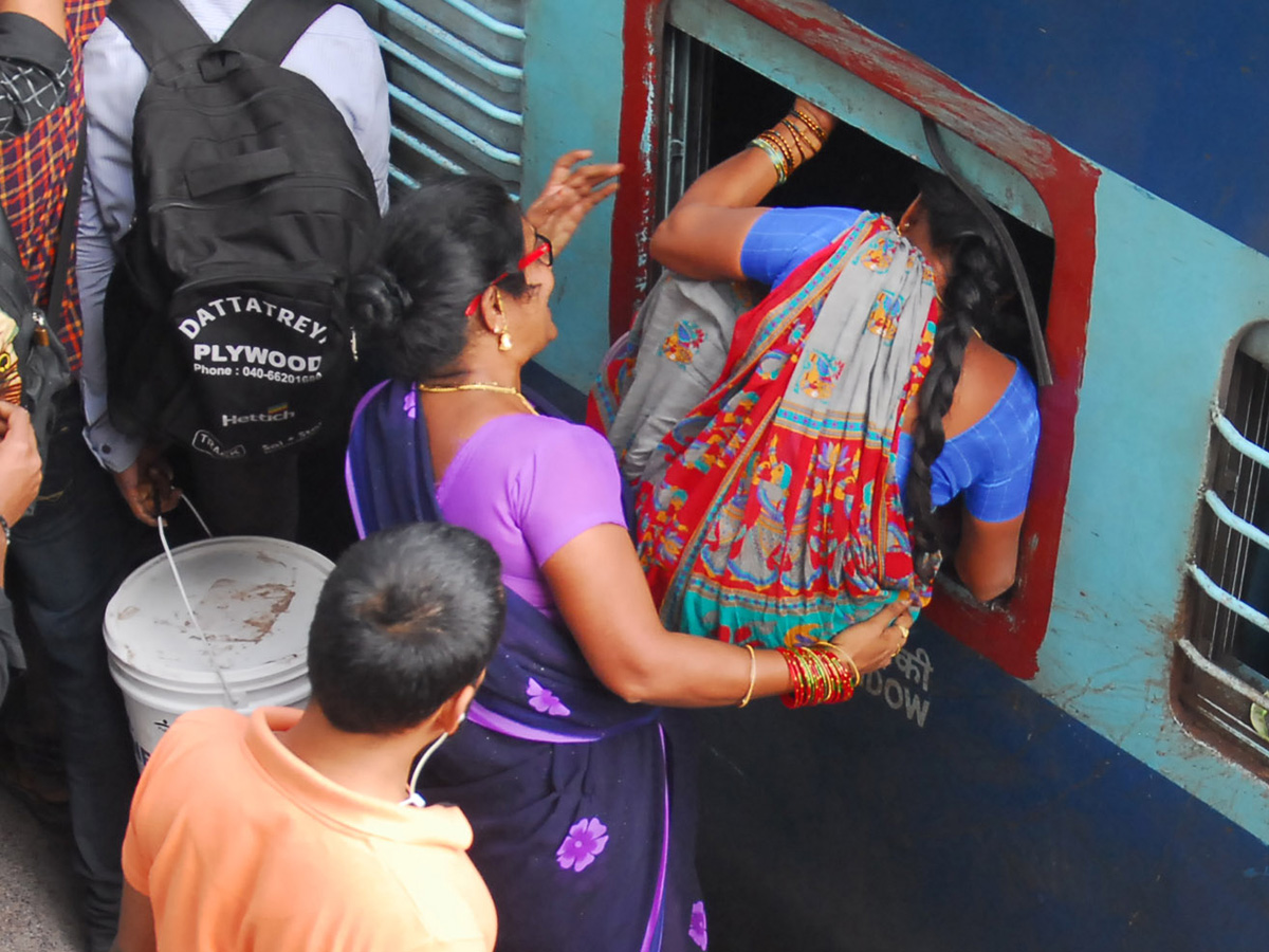 Huge Rush at Secunderabad Railway Station Sankranti Festival Photo Gallery - Sakshi5