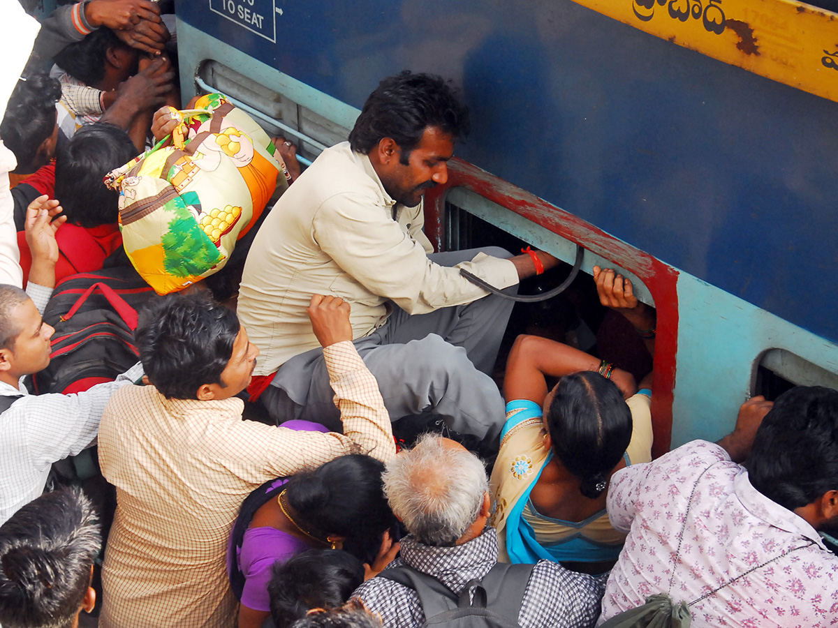 Huge Rush at Secunderabad Railway Station Sankranti Festival Photo Gallery - Sakshi6