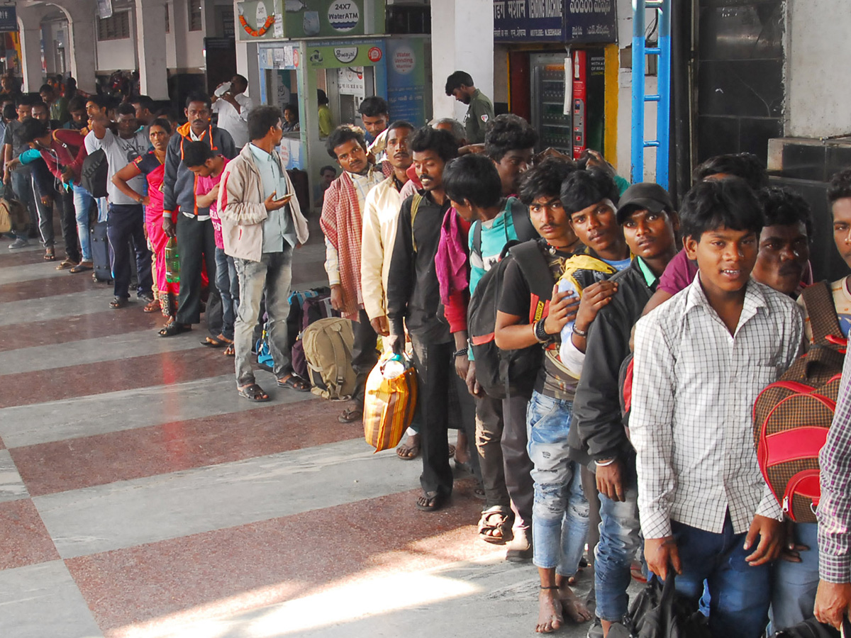 Huge Rush at Secunderabad Railway Station Sankranti Festival Photo Gallery - Sakshi7