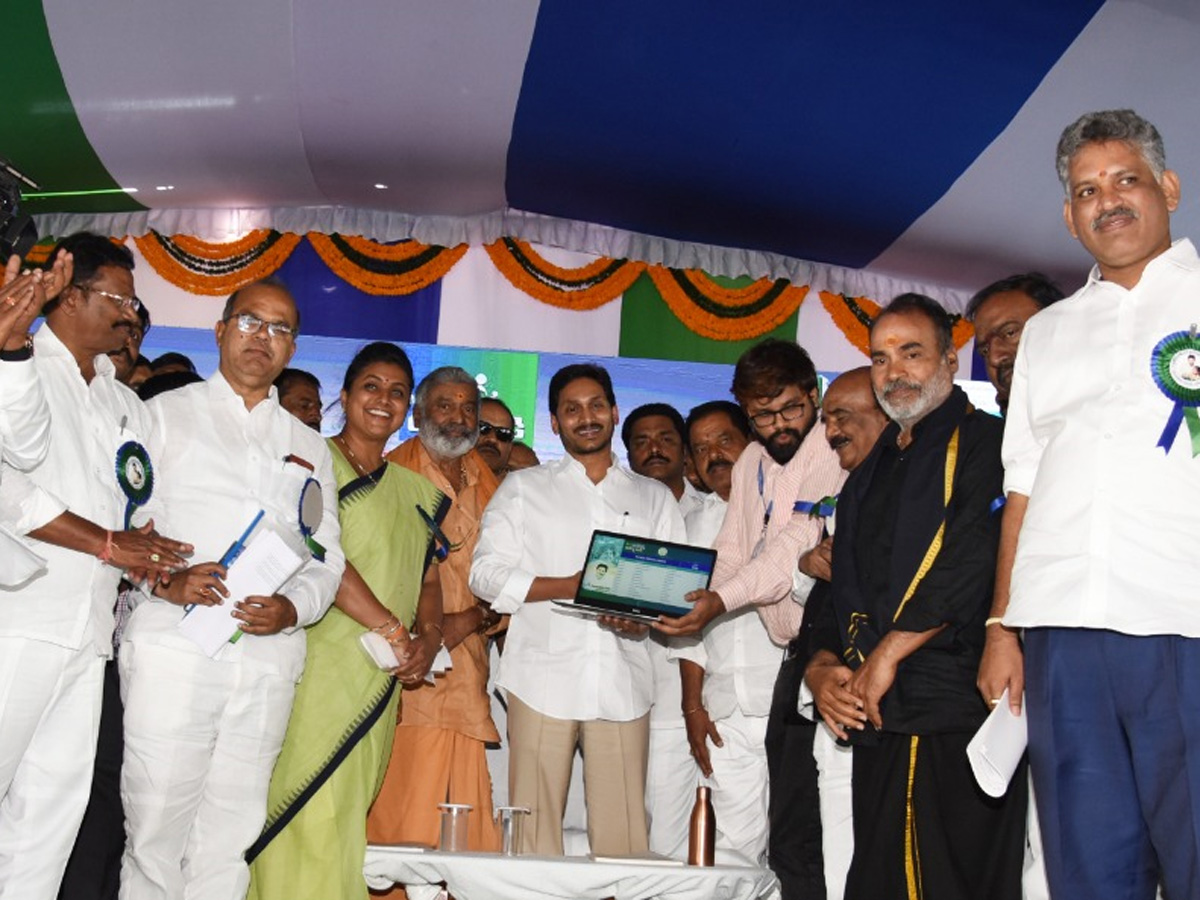 Cm Ys Jagan Launch Jagananna Amma Vodi Scheme Chittoor Photo Gallery - Sakshi1