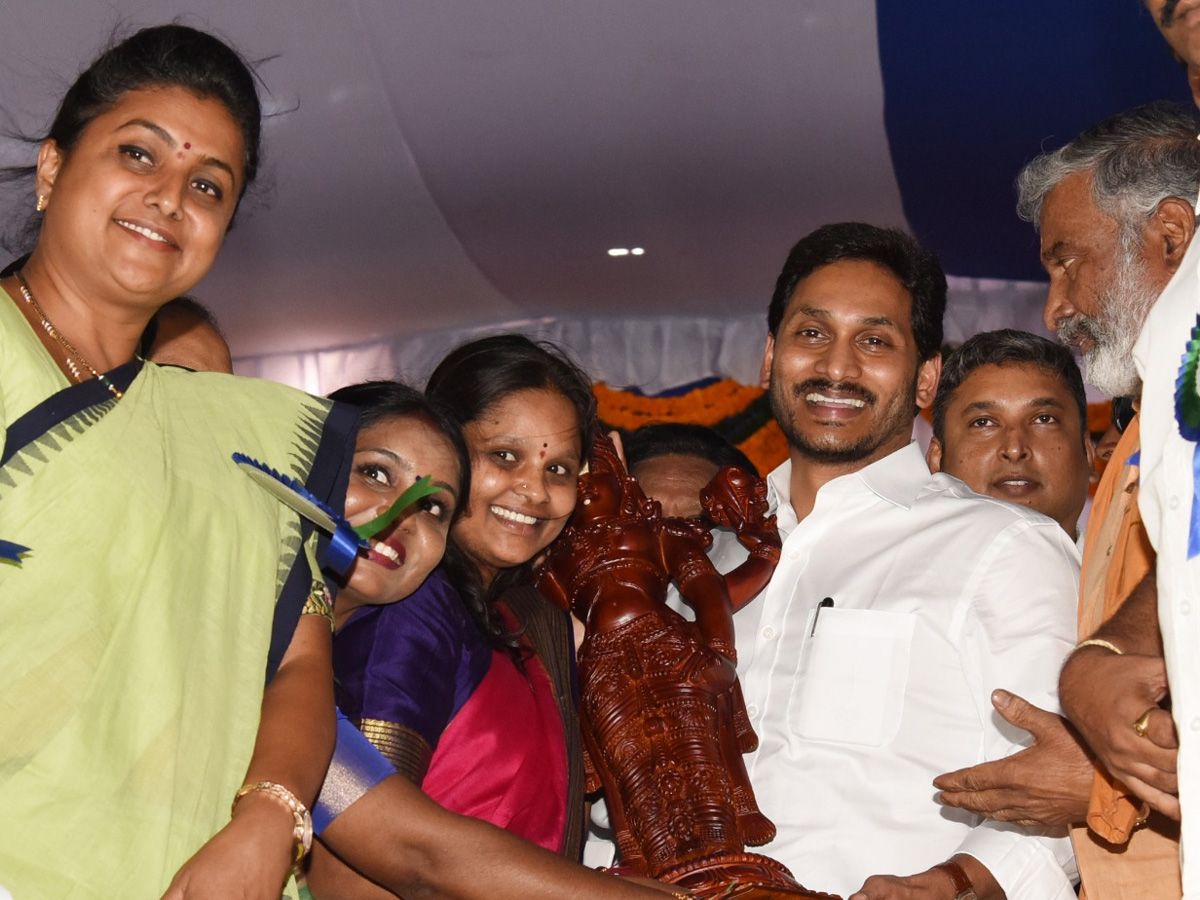 Cm Ys Jagan Launch Jagananna Amma Vodi Scheme Chittoor Photo Gallery - Sakshi15