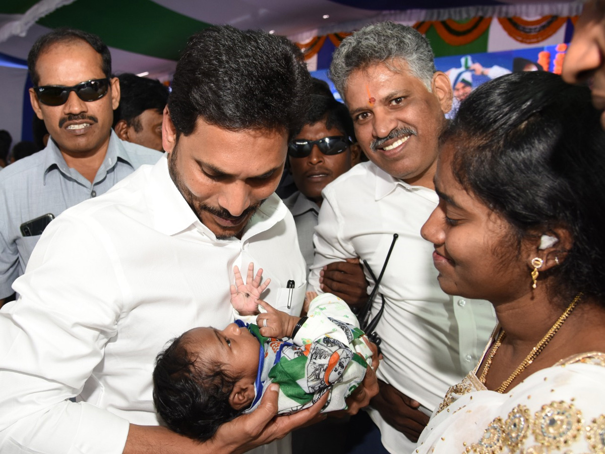 Cm Ys Jagan Launch Jagananna Amma Vodi Scheme Chittoor Photo Gallery - Sakshi18