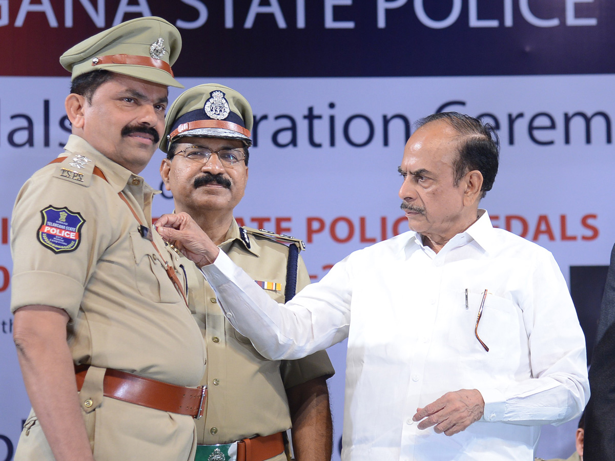 home minister mohammed mahmood ali to present police medals to cops Photo Gallery - Sakshi7