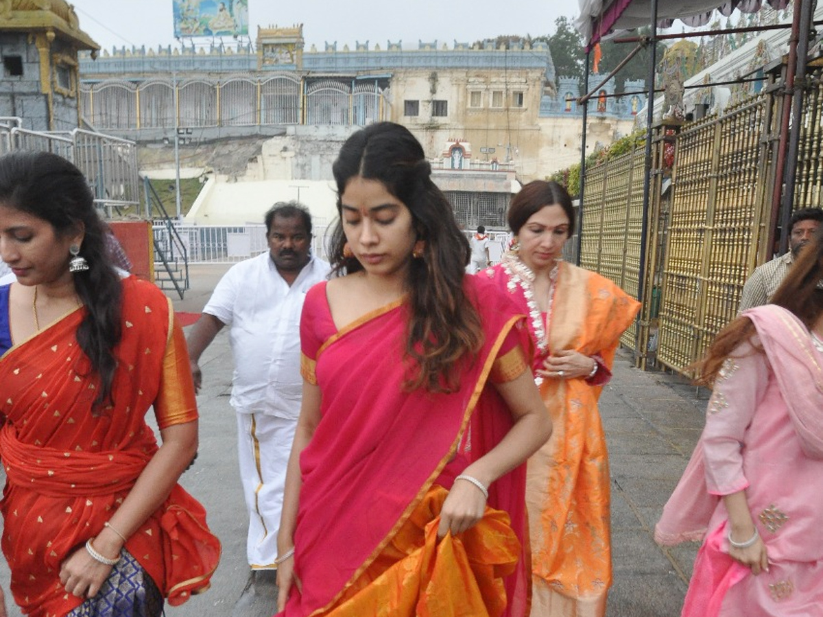 Jhanvi Kapoor Visits Tirupati Photo Gallery - Sakshi1