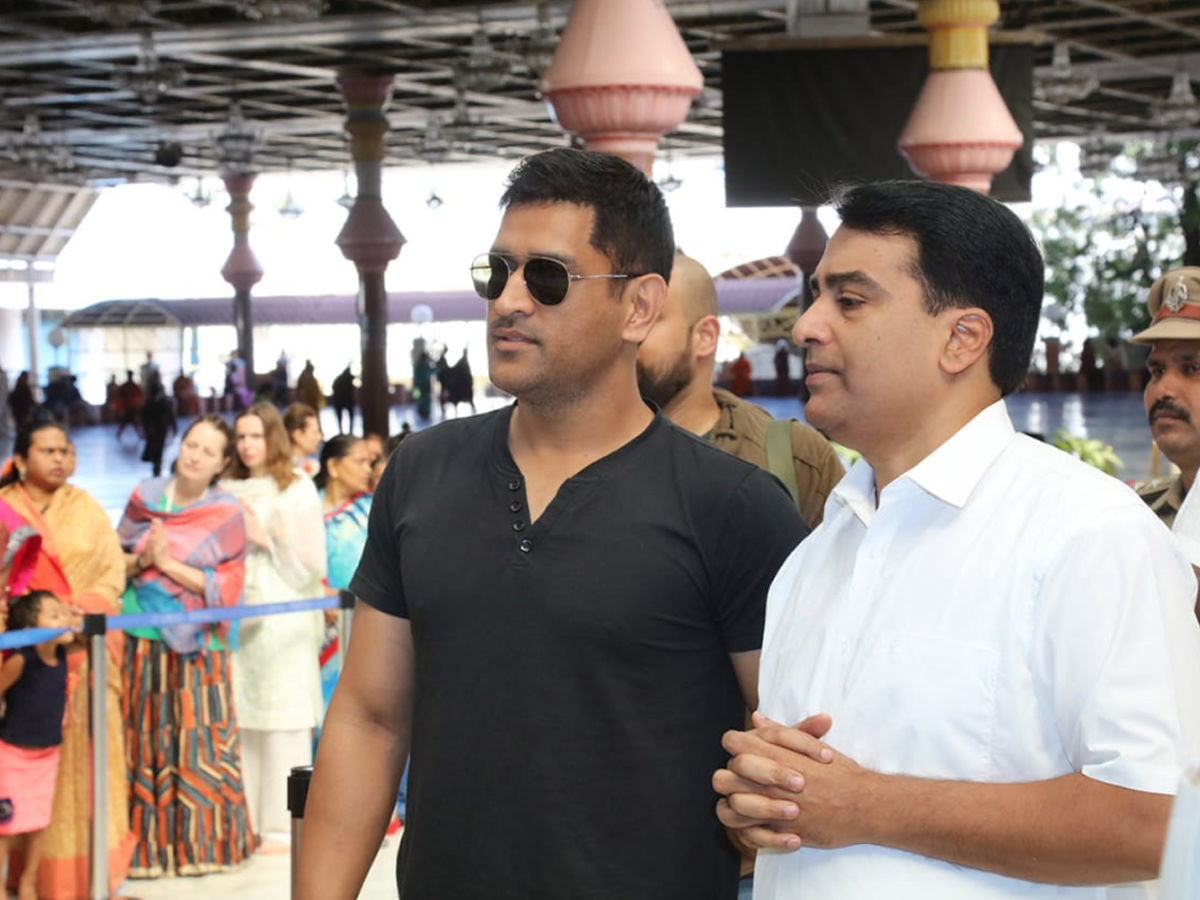 MS Dhoni Visits Puttaparthi Sri Sathya Sai Baba Temple Photo Gallery - Sakshi10