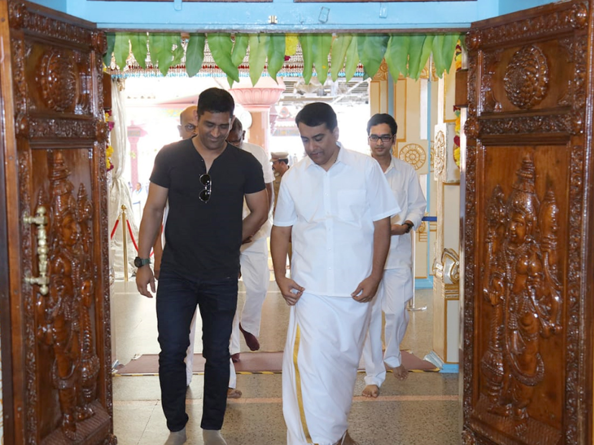 MS Dhoni Visits Puttaparthi Sri Sathya Sai Baba Temple Photo Gallery - Sakshi11