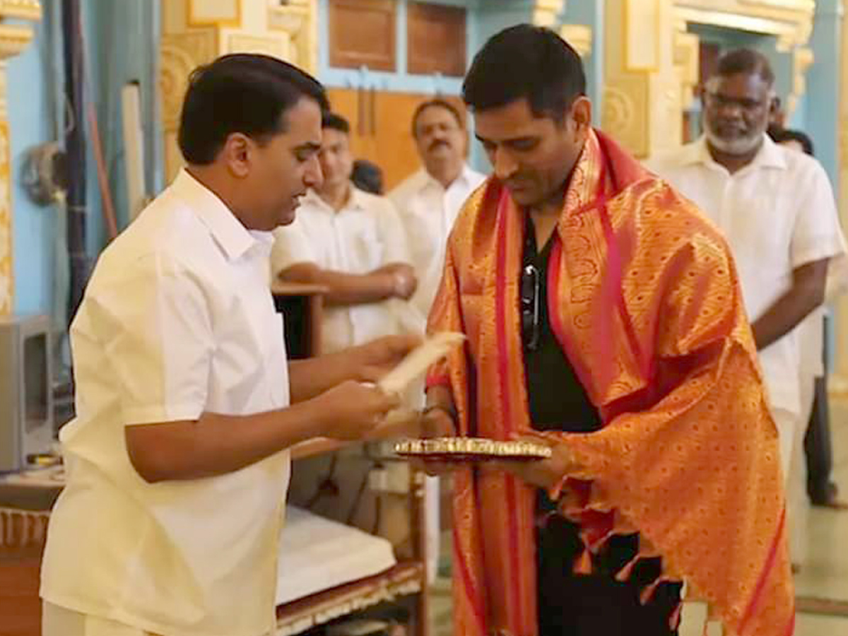 MS Dhoni Visits Puttaparthi Sri Sathya Sai Baba Temple Photo Gallery - Sakshi4