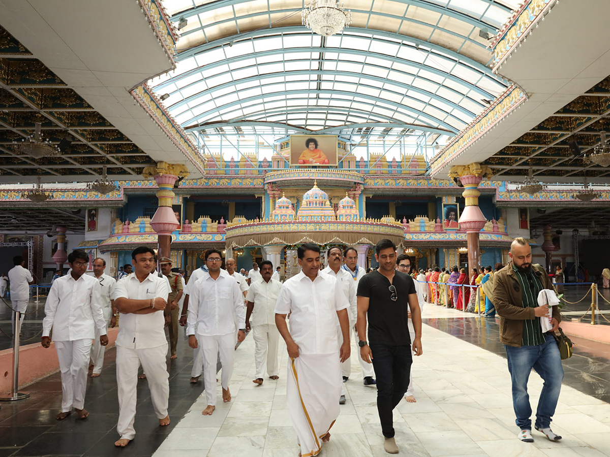 MS Dhoni Visits Puttaparthi Sri Sathya Sai Baba Temple Photo Gallery - Sakshi5