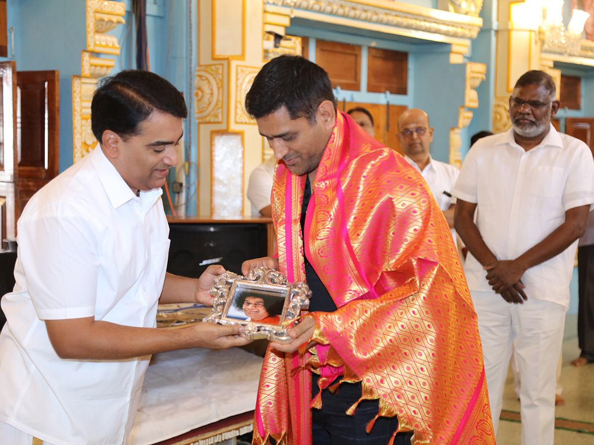 MS Dhoni Visits Puttaparthi Sri Sathya Sai Baba Temple Photo Gallery - Sakshi1