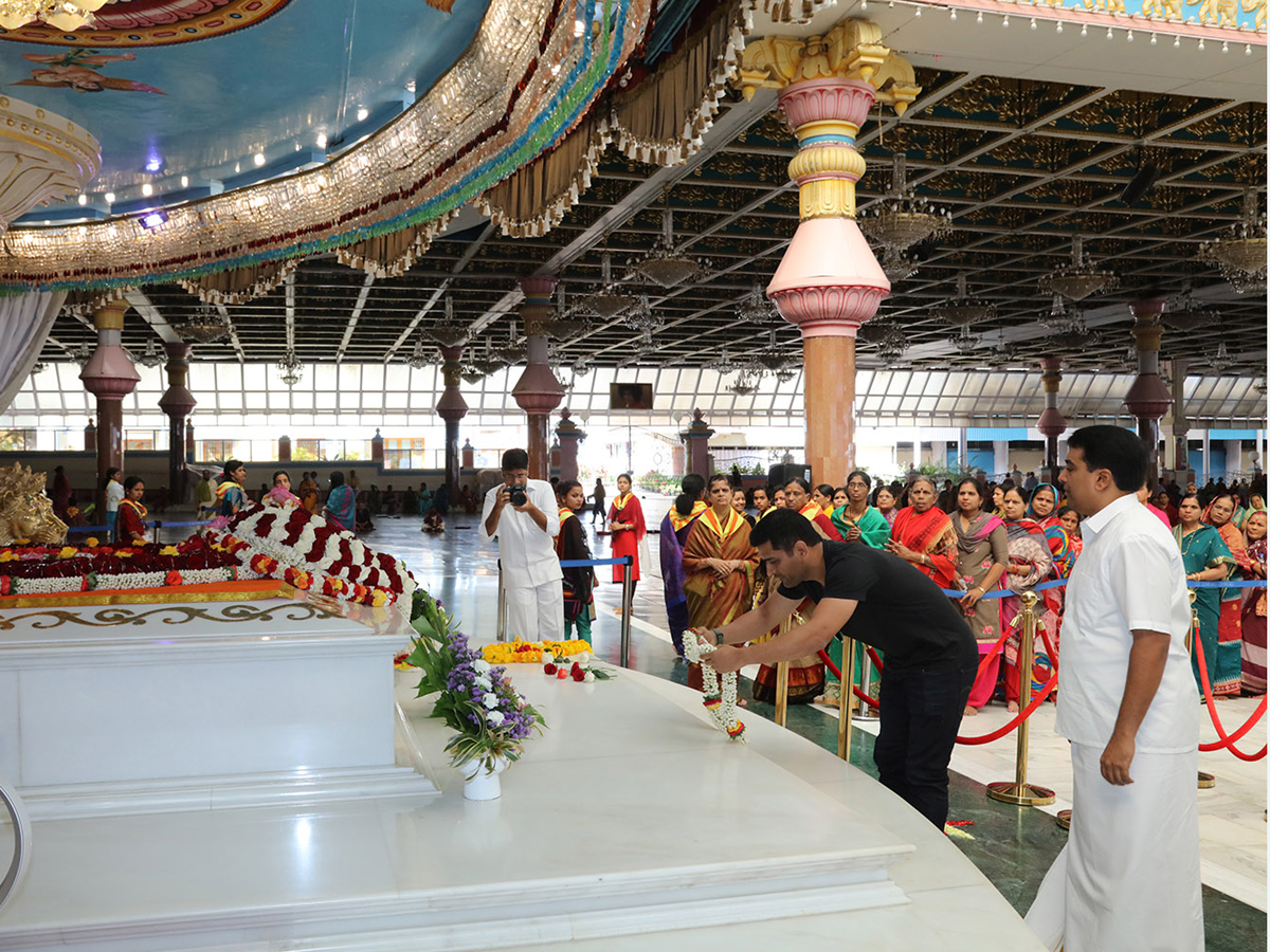 MS Dhoni Visits Puttaparthi Sri Sathya Sai Baba Temple Photo Gallery - Sakshi7