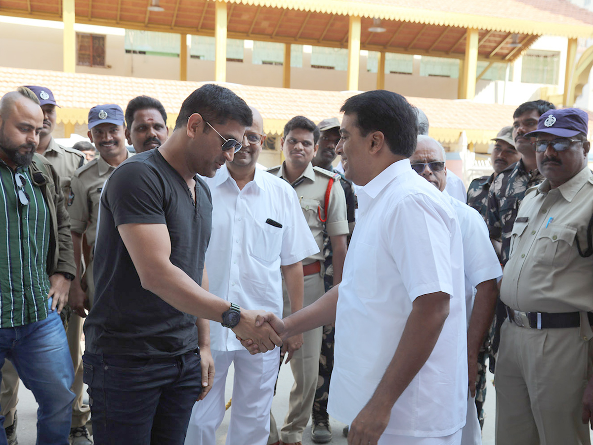 MS Dhoni Visits Puttaparthi Sri Sathya Sai Baba Temple Photo Gallery - Sakshi9