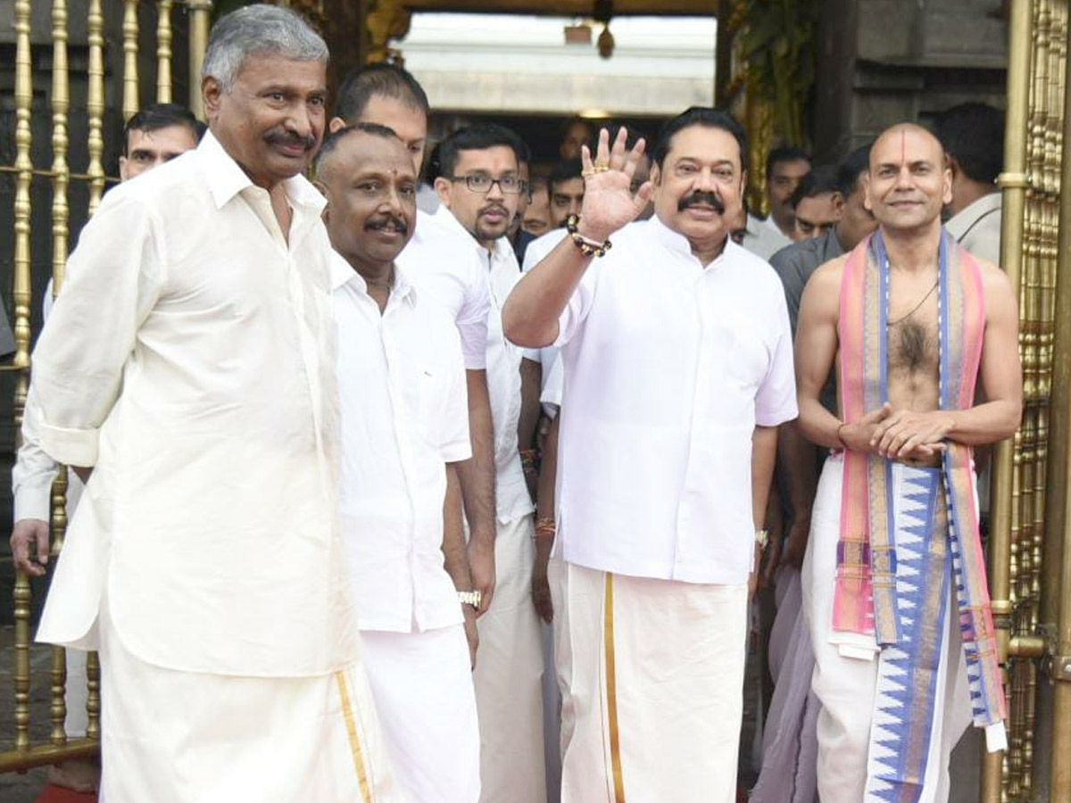 Sri Lankan PM Mahinda Rajapaksa Offers Prayers at Lord Balaji Temple in Tirupati Photo Gallery - Sakshi2