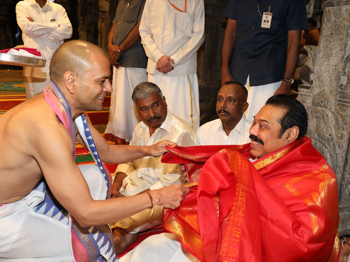 Sri Lankan PM Mahinda Rajapaksa Offers Prayers at Lord Balaji Temple in Tirupati Photo Gallery - Sakshi1