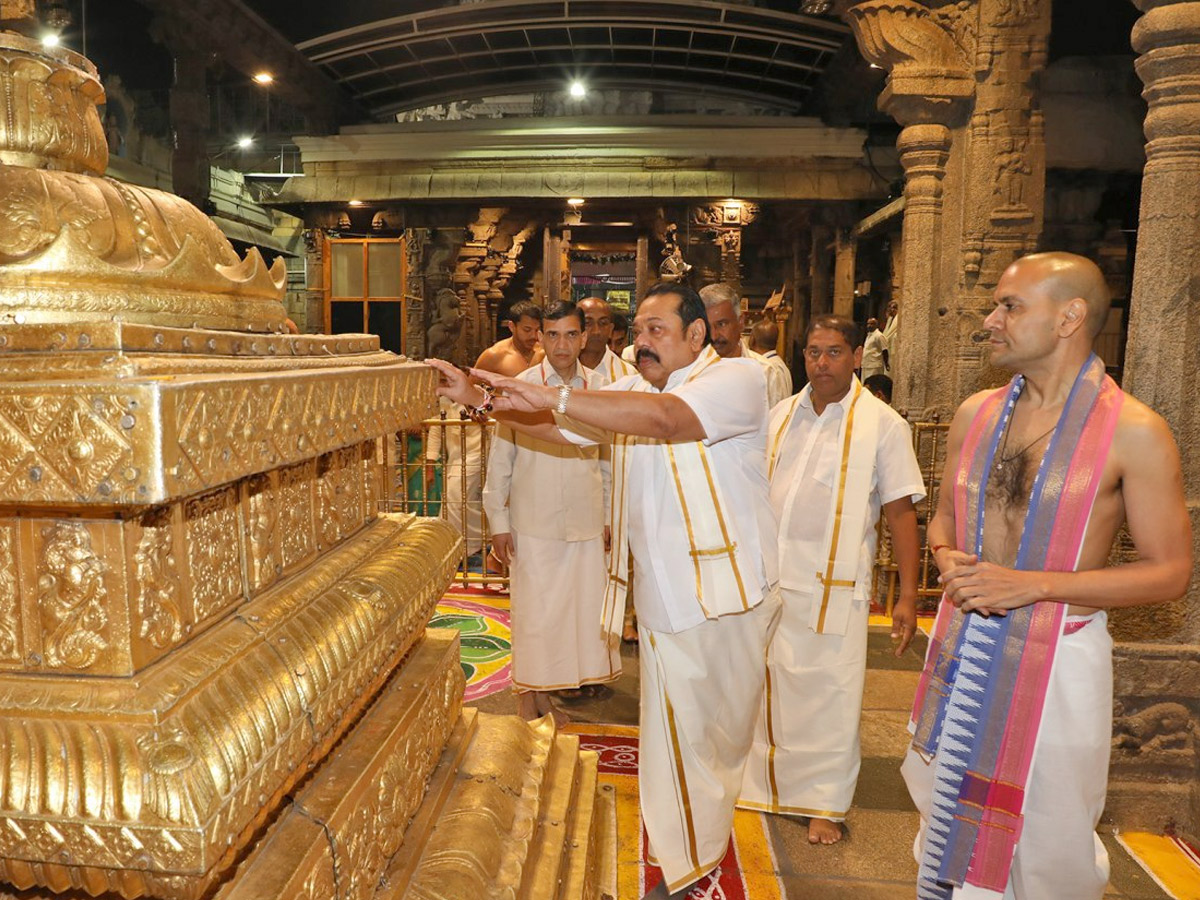 Sri Lankan PM Mahinda Rajapaksa Offers Prayers at Lord Balaji Temple in Tirupati Photo Gallery - Sakshi11