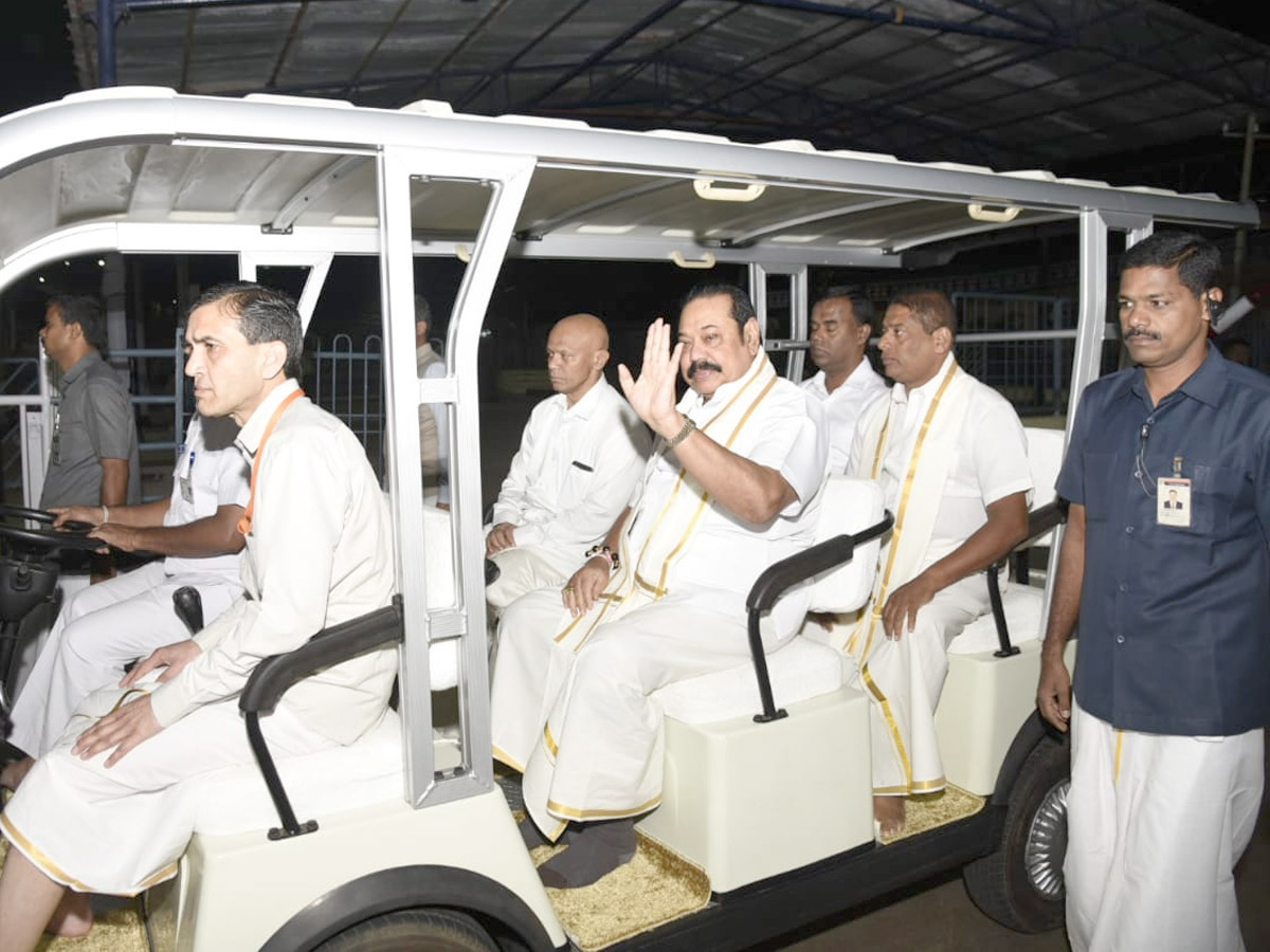 Sri Lankan PM Mahinda Rajapaksa Offers Prayers at Lord Balaji Temple in Tirupati Photo Gallery - Sakshi3