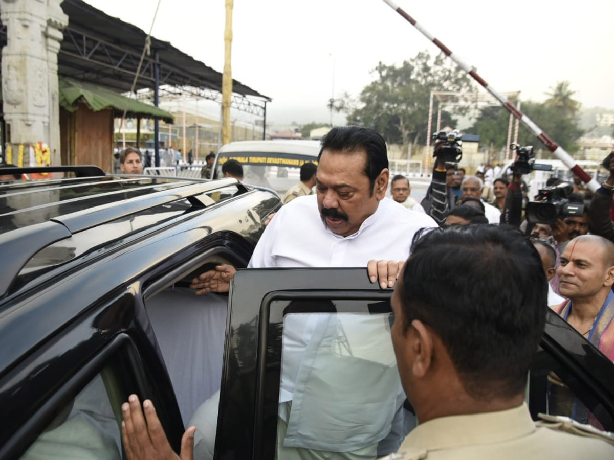 Sri Lankan PM Mahinda Rajapaksa Offers Prayers at Lord Balaji Temple in Tirupati Photo Gallery - Sakshi4