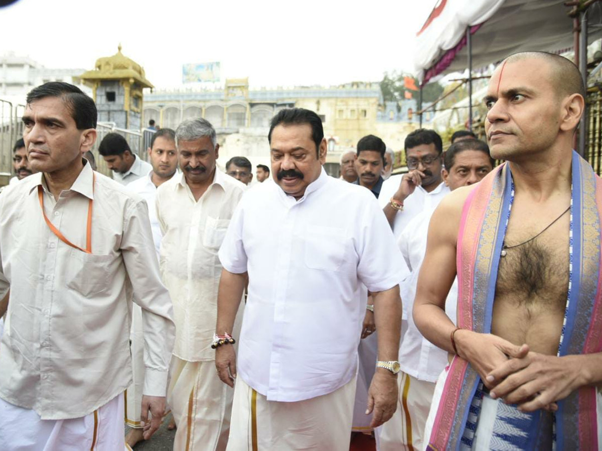 Sri Lankan PM Mahinda Rajapaksa Offers Prayers at Lord Balaji Temple in Tirupati Photo Gallery - Sakshi5